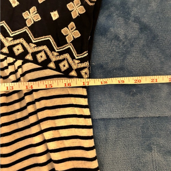 Lucky Brand Black and White Cap Sleeve Graphic Blouse - Picture 4 of 8